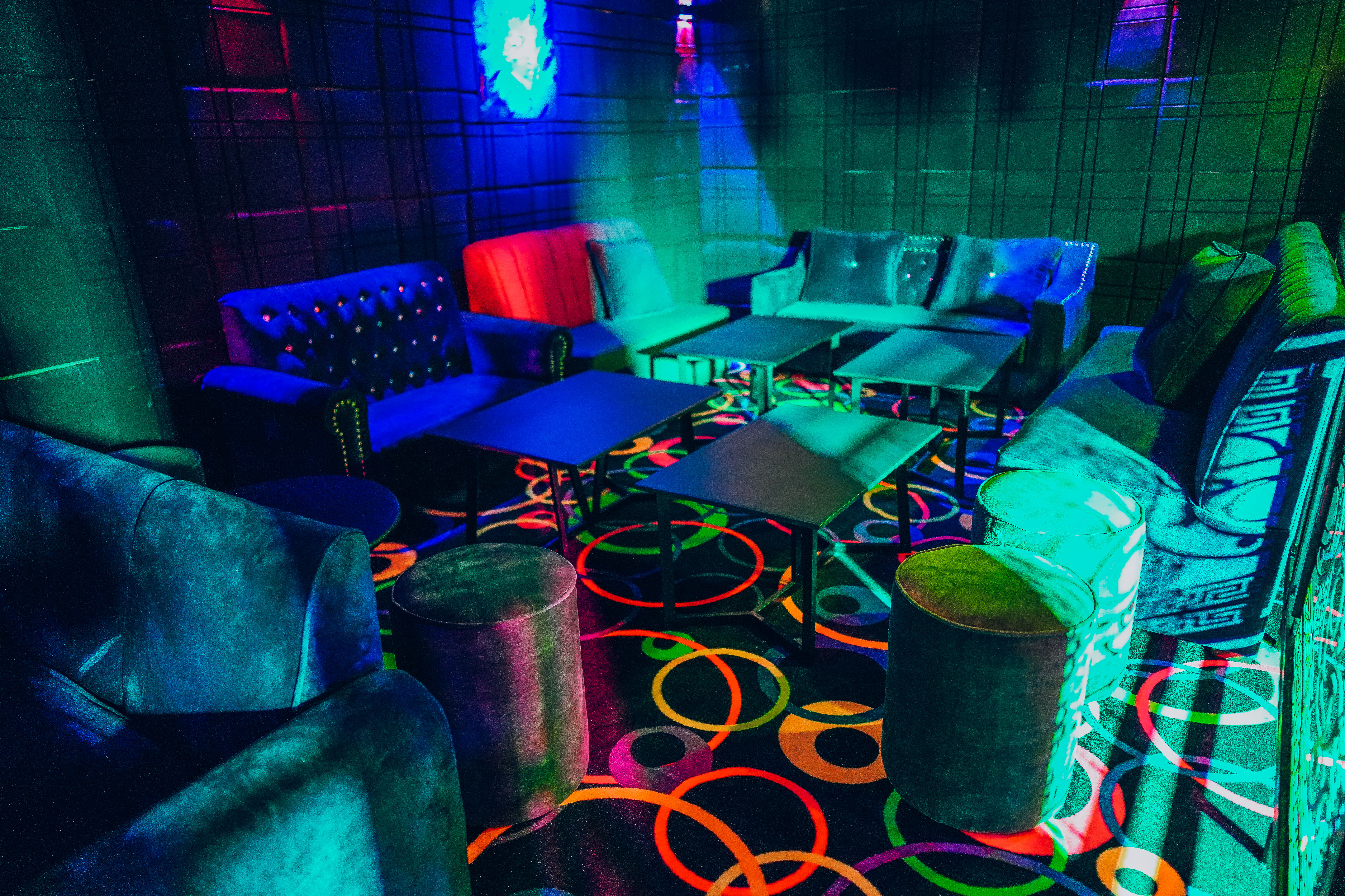 Camero 67 Club - Crowd enjoying premium nightlife experience