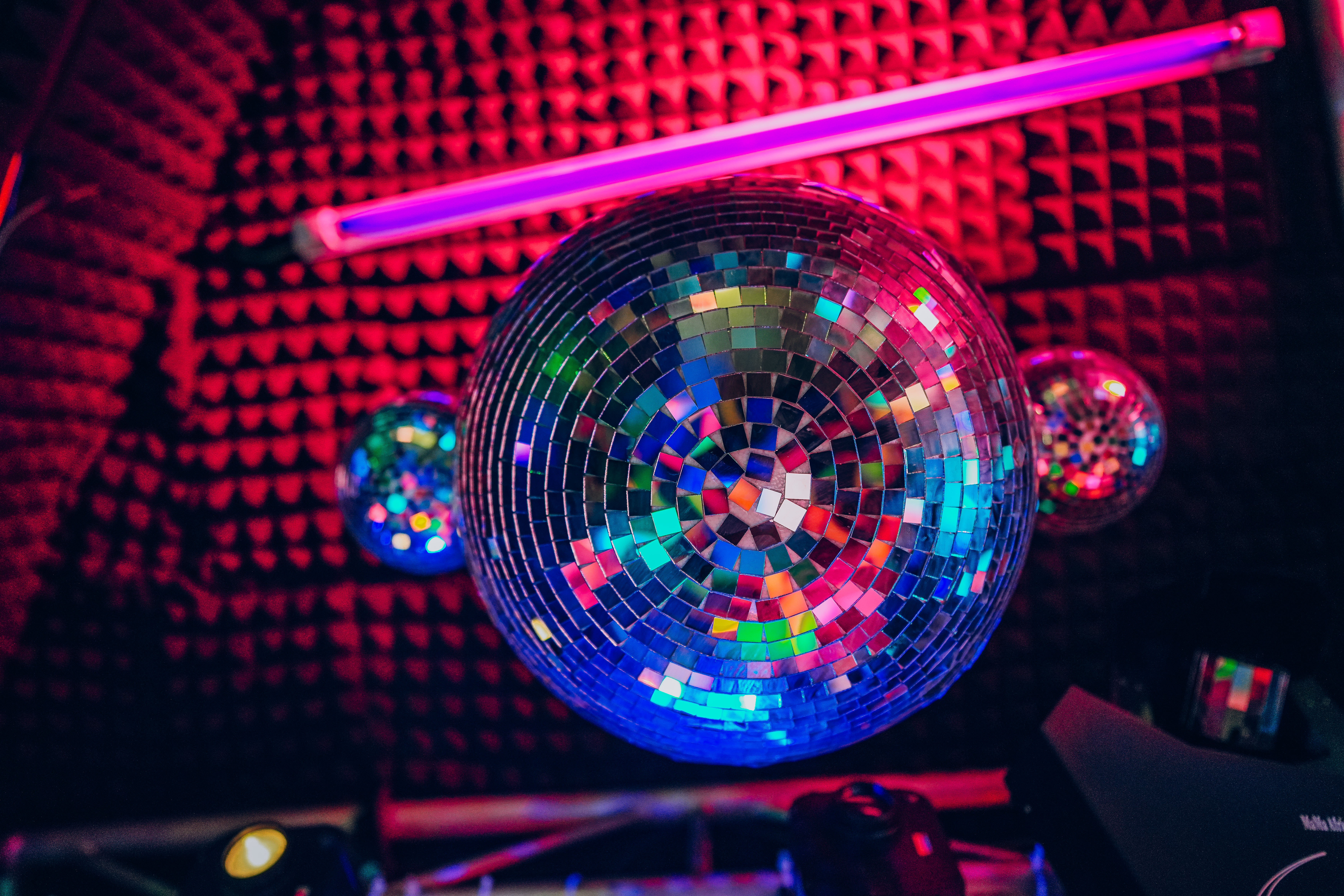 Camero 67 Club - High-energy nightlife entertainment